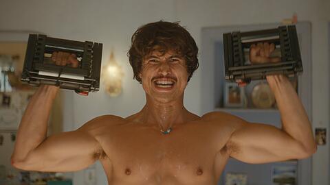 Erneut bricht ein Konflikt aus: Charles Melton in Staffel zwei von "Beef".