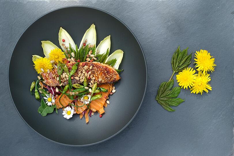 Als Food-Stylist reicht es nicht, über eine professionelle Kamera und Fotografie-Kenntnisse zu verfügen - das Essen muss auch auf spezielle Weise präpariert, beleuchtet und drapiert werden, um wirklich köstlich auszusehen. Nur so entstehen Werbebilder, die Kunden das Wasser im Mund zusammenlaufen lassen - und sie schließlich zum Kaufen bewegen. Als Food-Stylist reicht es nicht, über eine professionelle Kamera und Fotografie-Kenntnisse zu verfügen - das Essen muss auch auf spezielle Weise präpariert, beleuchtet und drapiert werden, um wirklich köstlich auszusehen. Nur so entstehen Werbebilder, die Kunden das Wasser im Mund zusammenlaufen lassen - und sie schließlich zum Kaufen bewegen.