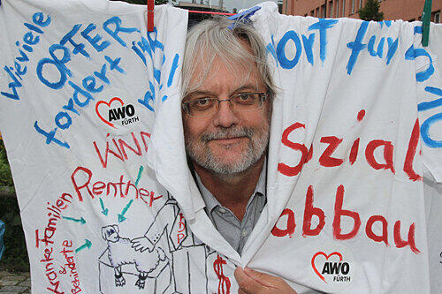 Nürnbergs AWO-Geschäftsführer Helmut Herz beim Aufhängen der letzten Hemden.