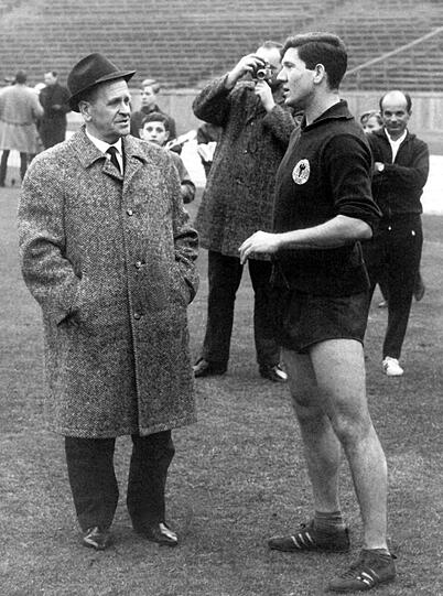 Herberger: Ruhe und Instinkt Sepp Herberger (1936-64; 162 Länderspiele; Weltmeister 1954): &bdquo;Der Chef&ldquo; hatte die Ruhe weg und vertraute seinen Instinkten, seinem Gespür &ndash; von diesen &bdquo;Bauchentscheidungen&ldquo; sprach auch Löw. Bei der WM 1954 überraschte er die Ungarn im Finale (3:2) mit einer ganz anderen Mannschaft als in der Vorrunde. Für mutige Personal-Rochaden stand also schon Herberger, nur die knorrige, bärbeißge Art hat Löw nicht.