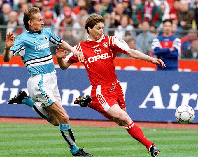 Manfred Bender vom TSV 1860 München (l) kämpft am 11. April 1998 mit Michael Tarnat vom FC Bayern München um den Ball. Es war das 187. Münchner Bundesliga-Derby.