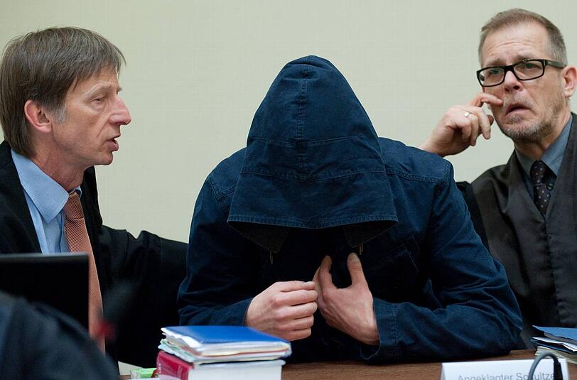 Der Mitangeklagte Carsten S., Neonazi-Aussteiger, verbirgt sein Gesicht unter einer blauen Kapuze.