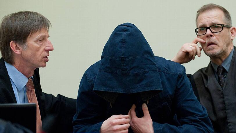 Der Mitangeklagte Carsten S., Neonazi-Aussteiger, verbirgt sein Gesicht unter einer blauen Kapuze. Der Mitangeklagte Carsten S., Neonazi-Aussteiger, verbirgt sein Gesicht unter einer blauen Kapuze.