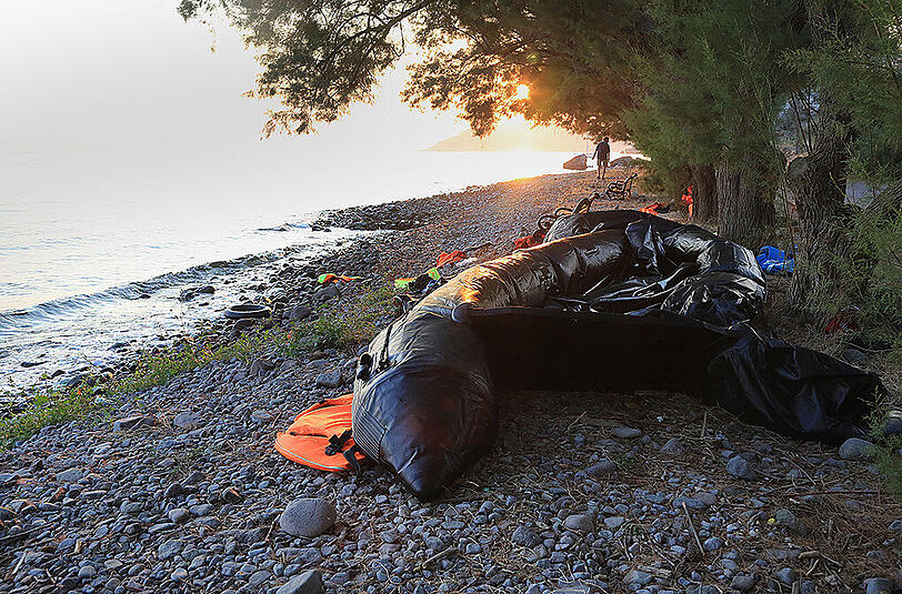 Der Rest eines Schlauchboots an der griechischen Küste: Erneut sind Flüchtlinge in Seenot.