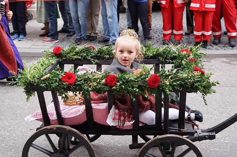Andere konnten den Trachtenumzug deutlich entspannter genießen. Diese junge Dame ließ sich beispielsweise im kleinen Wagen ziehen.