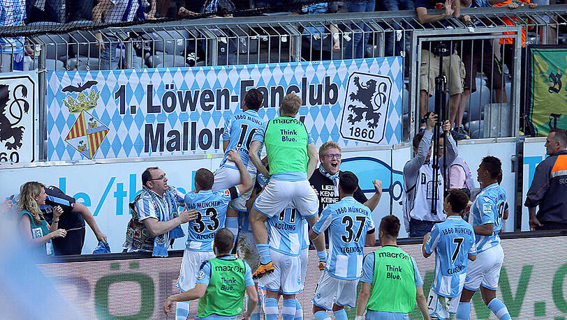 Grenzenloser Jubel nach dem Schlusspfiff - was Spieler und Trainer im Anschluss zu sagen hatten, lesen Sie hier. Grenzenloser Jubel nach dem Schlusspfiff - was Spieler und Trainer im Anschluss zu sagen hatten, lesen Sie hier.