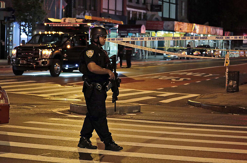 Eine heftige Explosion hat am Samstagabend den New Yorker Stadtteil Manhattan erschüttert. Die Bilder vom Tatort.