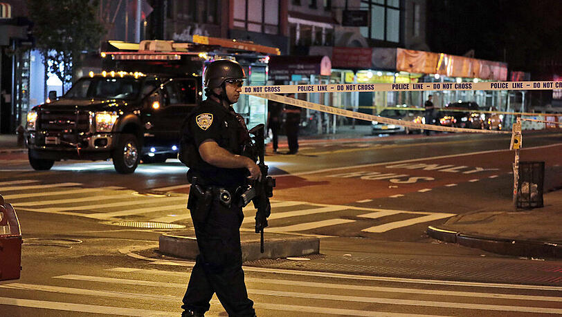 Eine heftige Explosion hat am Samstagabend den New Yorker Stadtteil Manhattan erschüttert. Die Bilder vom Tatort. Eine heftige Explosion hat am Samstagabend den New Yorker Stadtteil Manhattan erschüttert. Die Bilder vom Tatort.
