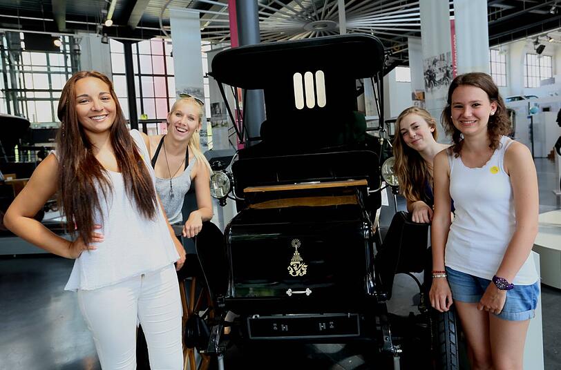 Der Audioguide zum "Baker Electric Roadster " kommt von  Gina,Zoe, Chiara und  Iris (v. l.)