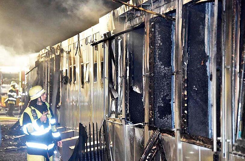 In einem Ankunftszentrum im Euroindustriepark hat ein defekter Heizlüfter einen Großbrand ausgelöst.
