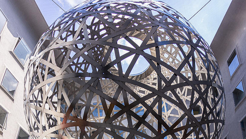 Die Kugel-Skulptur in den "Fünf Höfen". Die Kugel-Skulptur in den "Fünf Höfen".