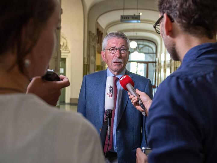 Thilo Sarrazin ist vor allem wegen migrationskritischer Äußerungen in seinen Büchern in der SPD umstritten.