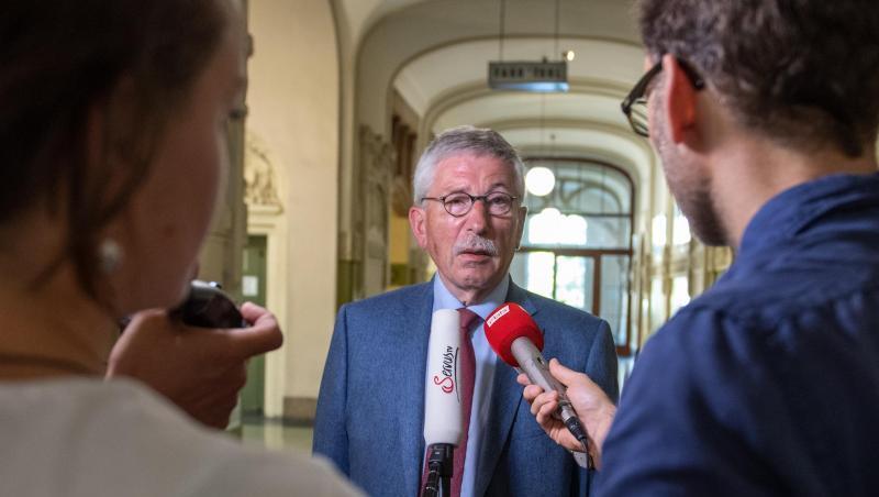 Thilo Sarrazin ist vor allem wegen migrationskritischer Äußerungen in seinen Büchern in der SPD umstritten. Thilo Sarrazin ist vor allem wegen migrationskritischer Äußerungen in seinen Büchern in der SPD umstritten.