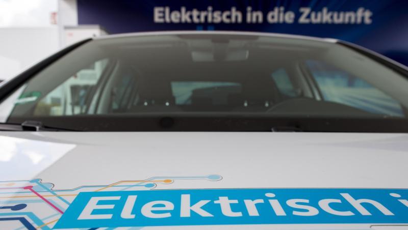 Die größte Herausforderung dürfte zunächst ausgerechnet das Alleinstellungsmerkmal von WeShare werden: VW verspricht, die gesamte Flotte solle aus Elektro-Fahrzeugen bestehen. Die größte Herausforderung dürfte zunächst ausgerechnet das Alleinstellungsmerkmal von WeShare werden: VW verspricht, die gesamte Flotte solle aus Elektro-Fahrzeugen bestehen.