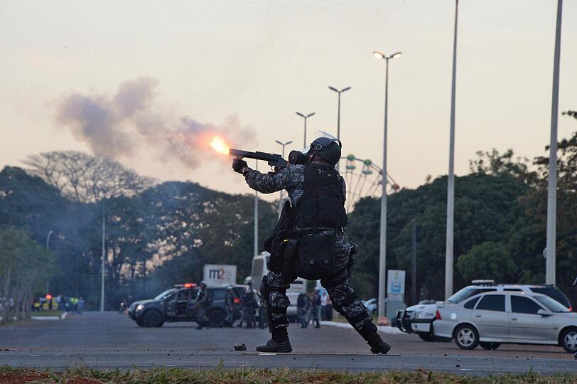 Straßenschlachten zwischen Ureinwohnern und gepanzerten Polizeieinheiten in Brasília: Die irren Bilder.