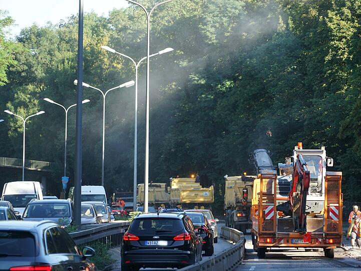 Seit Montagfrüh ist der Isarring Richtung Schwabing auf eine Spur verengt. Und schon bricht im Berufsverkehr das Stau-Chaos aus. Die Bilder vom Mega-Stau.