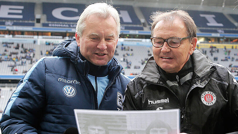 Betrachteten ein Foto von sich als Spieler: St.-Pauli-Trainer Ewald Lienen (r.) und der ehemalige Löwen-Coach Benno Möhlmann in der vergangenen Saison - Lienen war einst ebenfalls bei den Giesingern aktiv. Betrachteten ein Foto von sich als Spieler: St.-Pauli-Trainer Ewald Lienen (r.) und der ehemalige Löwen-Coach Benno Möhlmann in der vergangenen Saison - Lienen war einst ebenfalls bei den Giesingern aktiv.