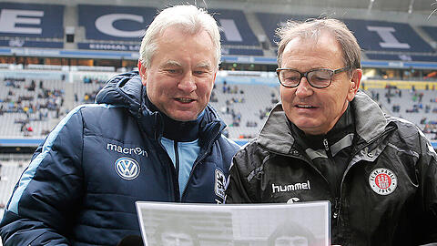 Betrachteten ein Foto von sich als Spieler: St.-Pauli-Trainer Ewald Lienen (r.) und der ehemalige Löwen-Coach Benno Möhlmann in der vergangenen Saison - Lienen war einst ebenfalls bei den Giesingern aktiv.