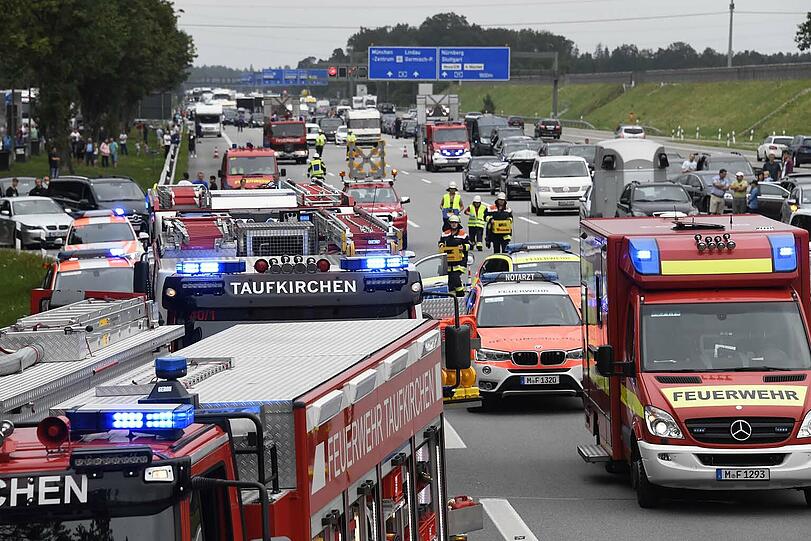 Bei dem Unfall sind mindestens ein Erwachsener und ein Kind um Leben gekommen.