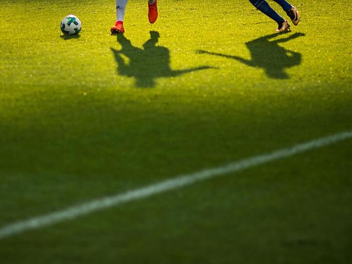 Wohl erst am Mittwoch wird es Neuigkeiten geben, ob und wann die Fußball-Bundesliga ihre Saison fortsetzen kann.