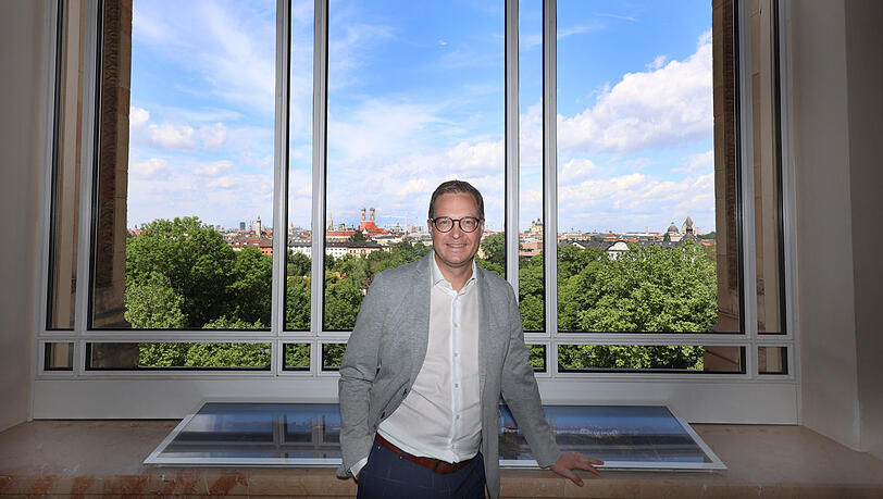 Der Blick geht über München: Huber im Bayerischen Landtag.