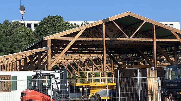 Die Krone im Giebel verrät es: Das Stiftl-Zelt, das gerade auf der Oidn Wiesn errichtet wird, ist die frühere Schönheitskönigin