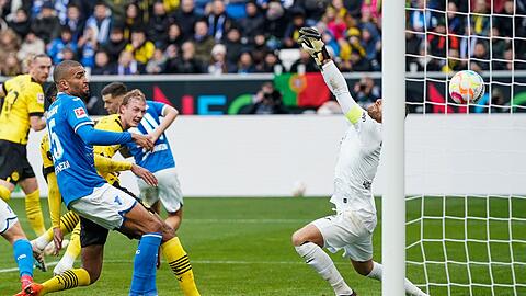 Dortmunds Julian Brandt überwindet Hoffenheims Torwart Oliver Baumann.
