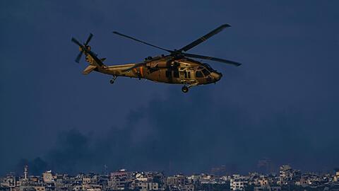 Ein israelischer Militärhubschrauber fliegt in der Nähe der Grenze zwischen Israel und Gaza dem Gazastreifen. Die israelische Armee setzt die Anrgiffe auf den Küstenstreifen fort.