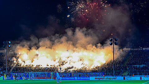 Verwandelten die Westkurve in ein Pyro-Meer: Die Ultras des TSV 1860.