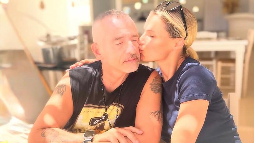 Auch mit dabei im Mykonos-Urlaub: Ex-Mann und Sänger Eros Ramazzotti. Der 61-Jährige und Michelle Hunziker haben eine gemeinsame Tochter und verstehen sich nach wie vor gut. Auch mit dabei im Mykonos-Urlaub: Ex-Mann und Sänger Eros Ramazzotti. Der 61-Jährige und Michelle Hunziker haben eine gemeinsame Tochter und verstehen sich nach wie vor gut.