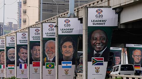 Auf den Plakaten zum G20-Gipfel in Johannesburg ist Chinas Präsident Xi noch zu sehen. Kommen wird er aber nicht.