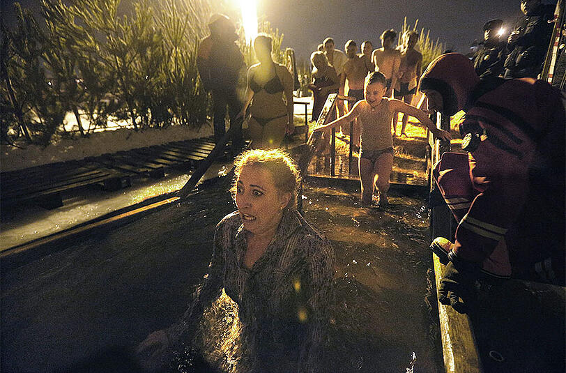 Die Tradition ist bei Wassertemperaturen um den Gefrierpunkt nicht ganz ungefährlich.