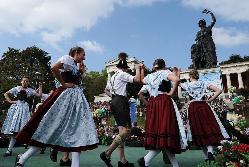 Perfektes Wiesn-Wetter für das Standkonzert: Seit 1985 versammeln sich die Musikkapellen aller Oktoberfestzelte am mittleren Wiesnsonntag zum Blasmusikkonzert auf den Stufen der Patrona Bavariae. Die Bilder.