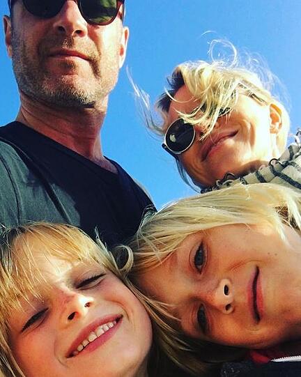 Glückliche Familie: Naomi Watts postet auf Instagram ein Gute-Laune-Selfie mit Liev Schreiber und ihren Söhnen Samuel und Alexander.
