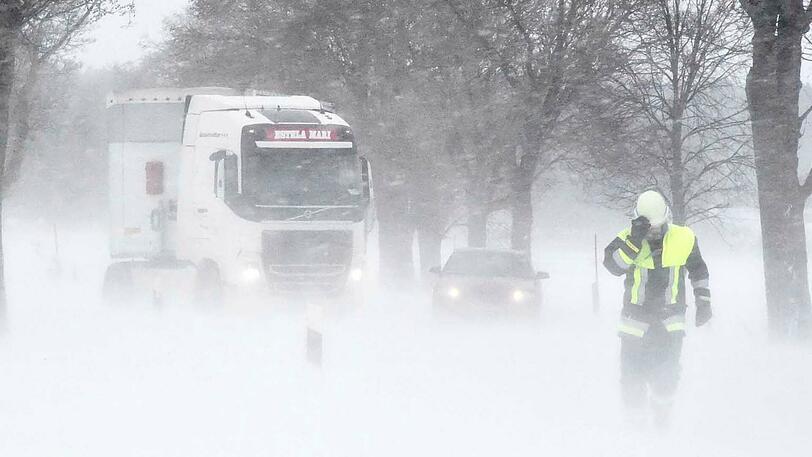 10.30 Uhr bei Holzkirchen (Lkr. Miesbach): Auf der B318 kam es zwischen einem Lieferwagen und einem Pkw zu einem Frontalzusammenstoß. Zudem blieb ein Sattelzug wegen der Schneeverwehungen hängen. Die Bundesstraße musste komplett gesperrt werden.