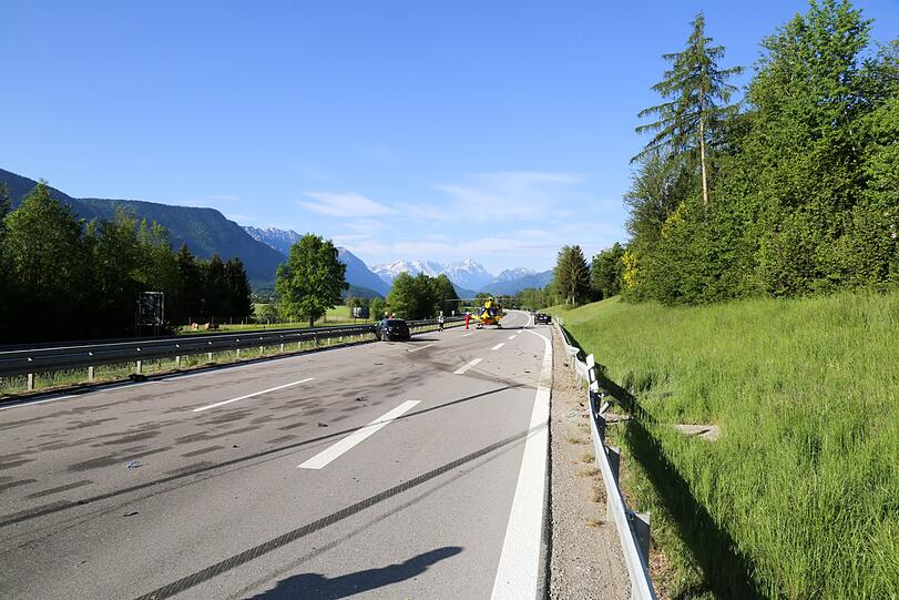 Der Autobahnabschnitt ist mit Schrott-Teilen übersät - die Bilder von der Unfallstelle auf der A95 Richtung Garmisch.