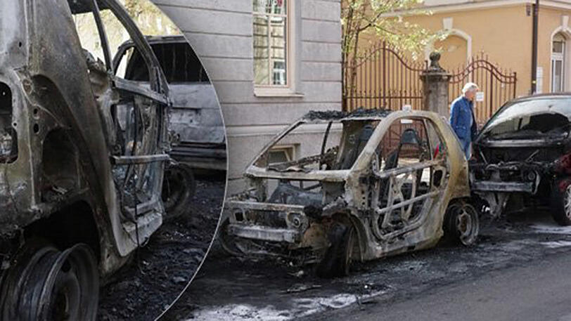 Im April 2014 brannten mehrere Smarts einer Immobilienfirma. Gibt es einen Zusammenhang? (Archivbild)