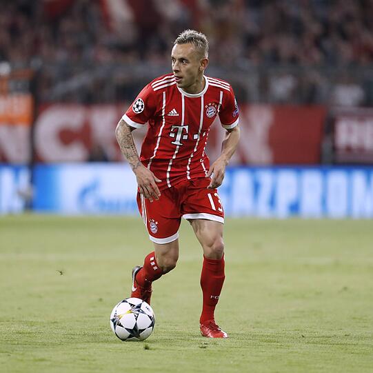 Rafinha (Juli 2011 - Juni 2019): Marcio Rafael Ferreira de Souza genannt Rafinha wechselte im Sommer 2010 nach einem Jahr beim CFC Genua zum FC Bayern München. Bereits von  2005 bis 2010 spielte der Verteidger für Schalke 04 in der Bundesliga. In seinen insgesamt acht Jahren im Dress der Münchner absolvierte Rafinha 179 Pflichtspiele und konnte zahlreiche Titel sammeln. Sieben Mal in Folge wird Rafinha mit dem FC Bayern Deutscher Meister, dazu gesellen sich noch vier Titel im DFB-Pokal und jeweils einer in der Champions League. Zudem wird der Brasilianer Uefa-Supercup-Sieger und gewinnt mit den Bayern die Fifa-Klub-Weltmeisterschaft.
