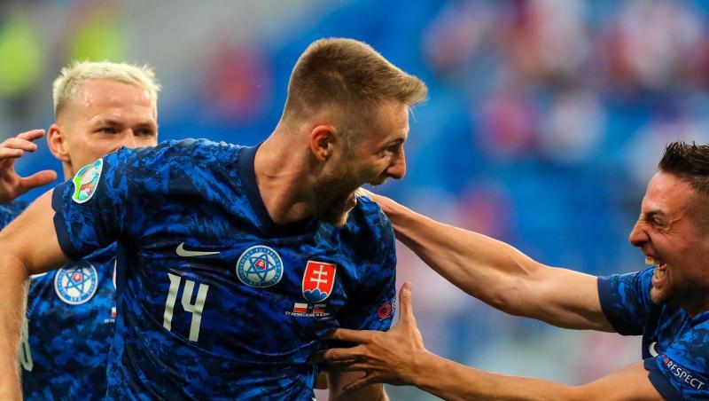 Torschütze Milan Skriniar lässt sich nach dem 2:1 von seinen slowakischen Mitspielern feiern. Torschütze Milan Skriniar lässt sich nach dem 2:1 von seinen slowakischen Mitspielern feiern.