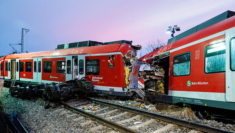 Die aufeinander geprallten S-Bahnen an der Unfallstelle in der Nähe des Bahnhofes Ebenhausen-Schäftlarn. (Archivbild)