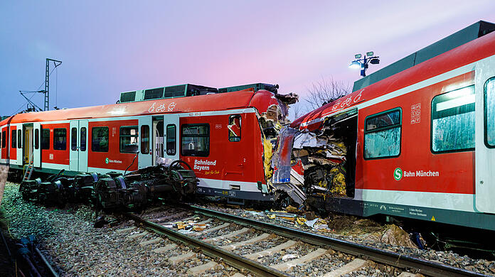 Die aufeinander geprallten S-Bahnen an der Unfallstelle in der Nähe des Bahnhofes Ebenhausen-Schäftlarn. (Archivbild)