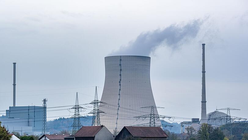 Wenig Wasserdampf steigt aus dem Kühlturm des Atomkraftwerks (AKW) Isar 2.