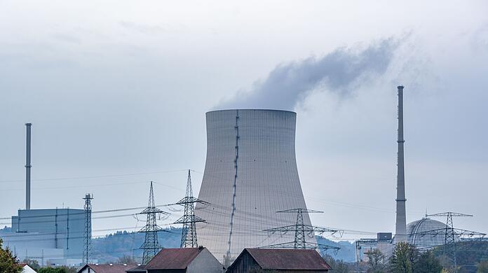 Wenig Wasserdampf steigt aus dem Kühlturm des Atomkraftwerks (AKW) Isar 2.