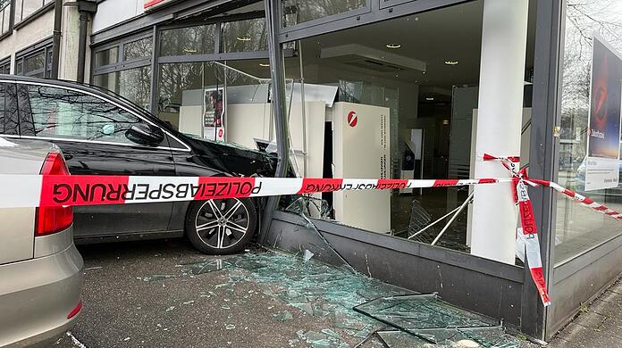 Am Freitag ist ein Mercedes in das Fenster einer Bank gefahren.