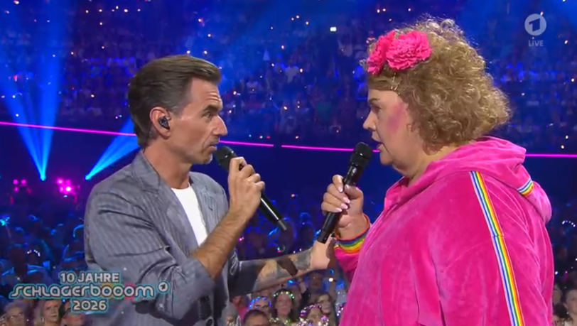 Cindy aus Marzahn und Florian Silbereisen "flirteten" beim "Schlagerbooom" auf der Bühne. Cindy aus Marzahn und Florian Silbereisen "flirteten" beim "Schlagerbooom" auf der Bühne.