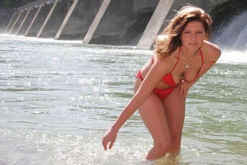 Sandra genoss an den vielen Sonnentagen das Planschen in der Isar