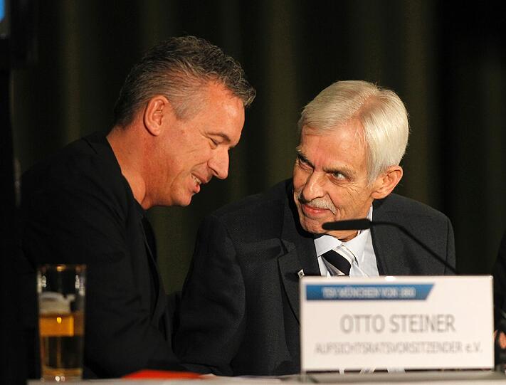 Otto Steiner und Dieter Schneider auf der Delegiertenversammlung des TSV 1860 München.