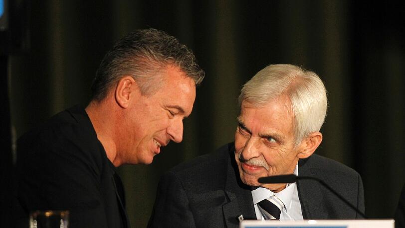 Otto Steiner und Dieter Schneider auf der Delegiertenversammlung des TSV 1860 München. Otto Steiner und Dieter Schneider auf der Delegiertenversammlung des TSV 1860 München.
