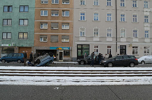 Unfall auf der Dachauer Straße: Ein Fiat wurde so hart getroffen, dass er sich überschlagen hatte.