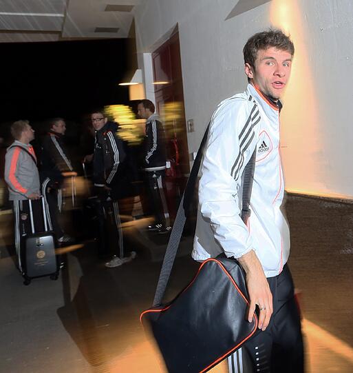 Die Stars sind wieder daheim: Der FC Bayern kommt als frisch gebackener deutscher Meister zurück an die Säbener Straße. Die Bilder